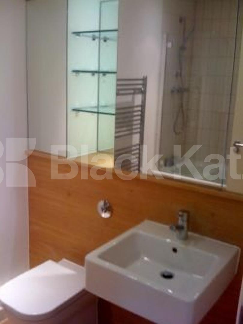 			MUST SEE !!, 2 Bedroom, 1 bath, 1 reception Flat			 Enfield Road, ISLINGTON